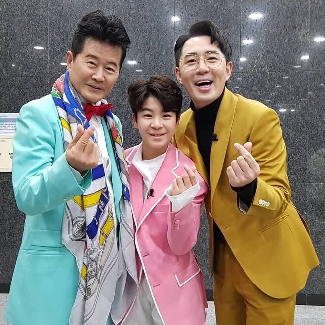 Tae Jin-ah revealed his affection for junior Jung Dong-won and Boom.Singer Tae Jin-ah posted a picture on his instagram on February 2 with an article entitled Jung Dong-won Boom Love.The photo shows Tae Jin-ah Jung Dong-won Boom posing affectionately for a finger heart on the station.Tae Jin-ahs colorful costume, Jung Dong-won and Booms bright smiles captivate the eye.