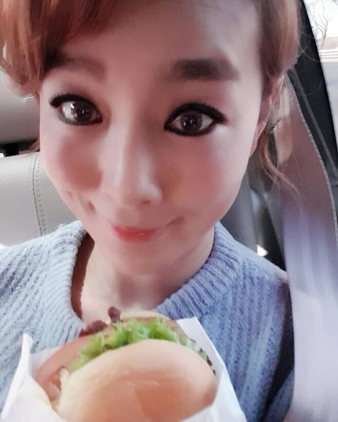 Broadcaster Kim Won-hee has reported on the latest.Kim Won-hee told his Instagram on February 2, Yesterday I bought a small McMorning with Lunch, so I was sarcastic. Today Lunch gave me a shake burger.Two of them. A fast-paced kid, an extreme kid. Oh, my God!# Age, please be sure to be sized to match the weight class # Lunch resolution in the tea # Taste # Prepared for recording. The photo posted along with this shows Kim Won-hee looking happily at Hamburger.The glamorous features and small faces catch my eye. Still, I was impressed with beautiful visuals.On the other hand, Kim Won-hee is in charge of many programs such as TV shipbuilding We Divorce, SBS Plus You can tell your sister, and KBS2 TV is carrying love.