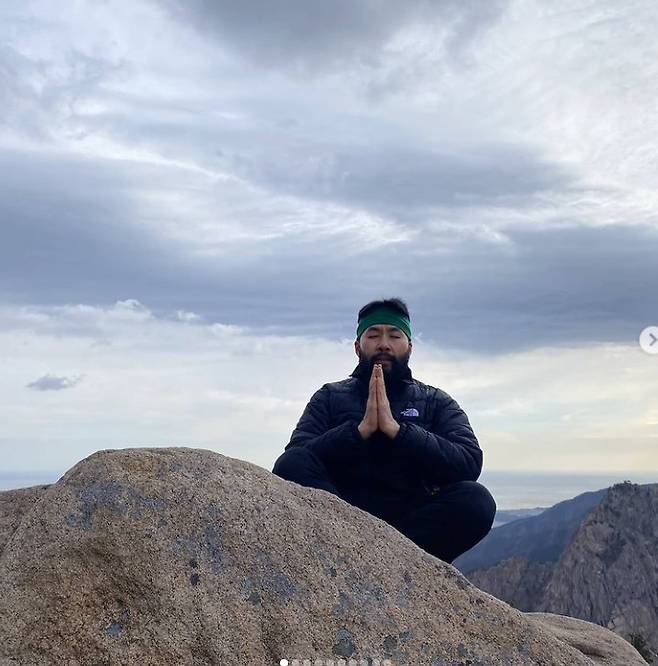 Broadcaster Noh Hong-chul has released a recent situation.Noh Hong-chul posted on Instagram on the 2nd of the month, A-YO!Hair and Hairstyle grow Hair and Hairstyle grow Hair and Hairstyle Anyone who grows up The photo shows Noh Hong-chul sitting on a rock on the top of the mountain, gathering his hands and praying.Free styles such as a beard and a long hairstyle that grew up attract attention.When the photo was released, the netizens responded such as Is not it Dosa, I did not go to find freedom, but I went to find the province and I was happy.On the other hand, Noh Hong-chul got off the MBC entertainment program Save me! Holmes last month, saying, I decided to become a freer person.Photo Noh Hong-chul SNS