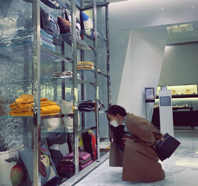 Actor Ko So-young falls into Shopping English Training: Have Fun Improving Your SkiKo So-young wrote on his instagram on Thursday, Gift Records of the Grand Historian is hard. What would be good?And posted several photos.Ko So-young in the photo is enjoying shopping at the Interiors props store where luxurious interiors stand out.Ko So-young, who showed off his luxurious appearance in jeans, sneakers and coats, is seriously choosing Gift, which raises the question of who is the Gift for.Meanwhile, Ko So-young married actor Jang Dong-gun in 2010 and has one male and one female.