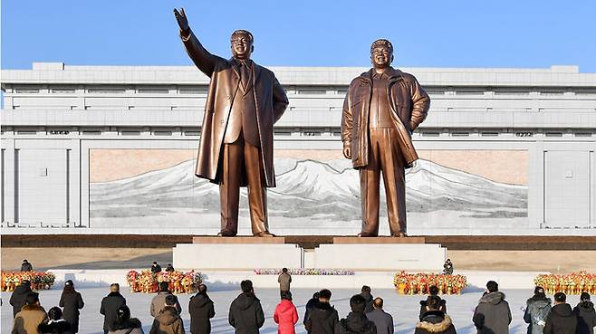 새해맞아 김일성·김정일 동상에 헌화하는 북한 주민들