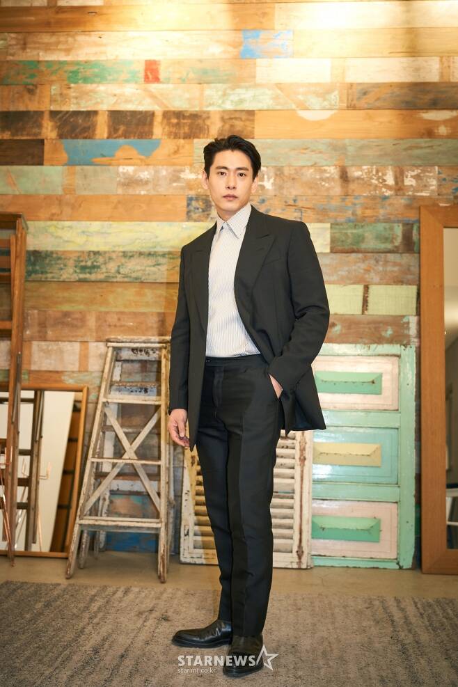 Actor Teo Yoo, who played the role of Rae Hwan in the movie Marriage Blue in the movie, poses before the interview on the morning of the 3rd.Marriage Blue is a movie about a week full of fear and excitement of four couples who want to be happier in the new year after finishing their offseason./ Photos = Ace Maker Movie Works