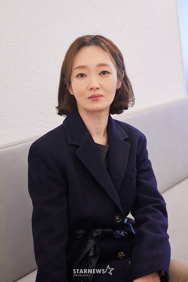 Lee Bong-ryeon was the representative of May, an independent film company, and the roommate of Oh miju.Park Mae-i is a mentor and senior in life of Oh miju (Shin Se-kyung), and played a role as a cupid connecting Oh miju and Ki Seon-gyeom (Sim Si-wan).Lee Bong-ryeon plays Park Mae-yi and shows a combination of Shin Se-kyung and a man-made story with a friendly sister image that may be around us. At the moment of need, he played a cheerful cider with a poker face./ Photos = CJS Entertainment