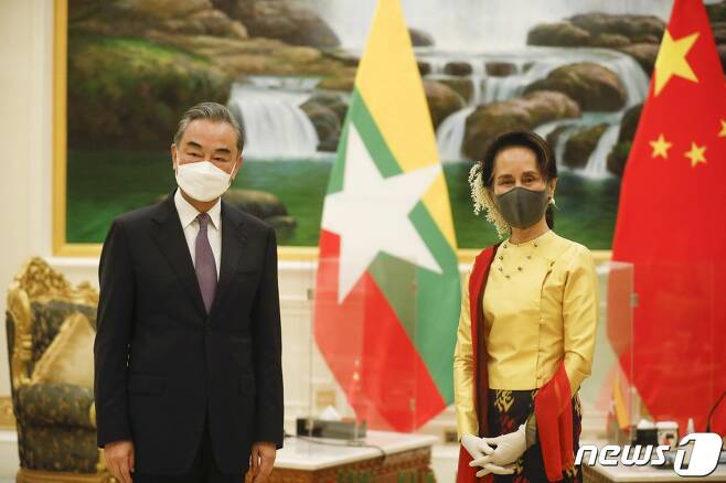 아웅산 수치 여사가  지난달 11일 왕이 중국 외교부장과 만나고 있다. © AFP=뉴스1 © News1 우동명 기자