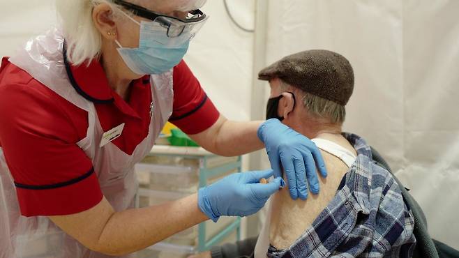 지난 1일 영국 잉글랜드 남서부 콘월에서 옥스포트-아스트라제네카 백신을 맞고 있는 남성