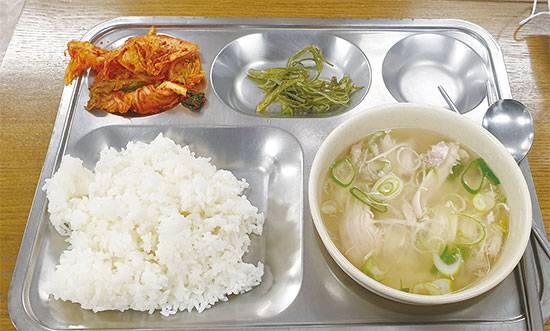 12시에 야식으로 먹은 닭곰탕. 저녁 야식 시간은 유일하게 앉아서 쉴 수 있는 시간이다.
