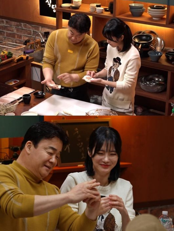 Actor Shin Ye-eun will appear on the SBS entertainment program Maman Square on the night of the 4th, and will show off the food by promoting the back legs of domestic pork.In the Baekyang Restaurant, which uses local specialties to make food that customers want on the spot, Baek Jong-won prepared a special dish for Shin Ye-eun who found Maman Square.Using hind legs, we make dumpling, Shin Ye-euns favorite food.Baek Jong-won passed on how to dump well to Shin Ye-eun before the start of the dish.But shortly afterwards Shin Ye-eun collected his hands, giving up the dumpling debt.Shin Ye-euns dumpling ability, which made the Baek Jong-won bustle, raises questions about what it would have been like.Shin Ye-eun also revealed the aspect of the food craftsman.It is the back door that stimulated the salivary glands of those who watched them as they were eating food in a bite or humming after eating food.The Baek Jong-won pork hind legs recipe, which Shin Ye-eun showed the food, can be found on SBS Matnam Square at 9 pm on the 4th.