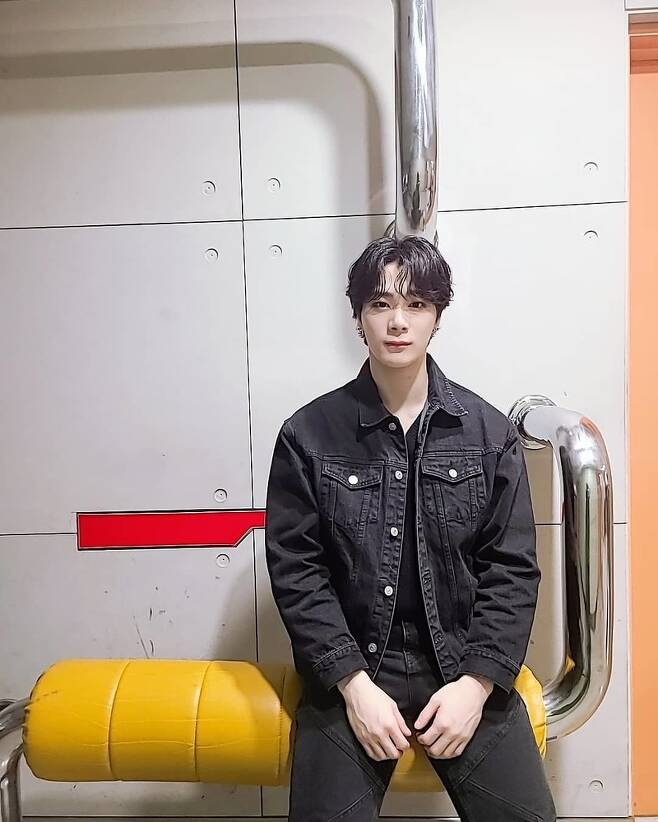 Astro Moon Bin presents cute hearts to fansMoon Bin uploaded four photos to her Instagram on February 4.Moon Bin in the photo is flying hearts in denim Jacket and pants; Moon Bin has thrilled viewers with white skin and warm visuals.