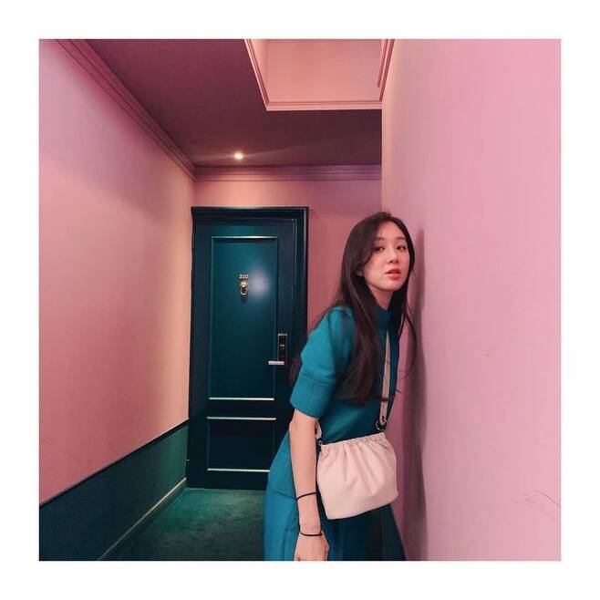 Actor Jung Ryeo-won shared an atmosphere-filled routineOn February 4, Jung Ryeo-won posted several photos on his Instagram with an article entitled Finding a fit during shooting.In the photo Jung Ryeo-won poses on a set decorated with pink wallpaper; her languid expression leaning against the wall creates a dreamy atmosphere.Actor Lee Sang-hee, who saw this, said, so lovely, Park Hee-bong said, That color is so good for you.
