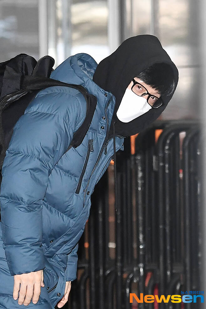 Comedian Yoo Jae-Suk is entering the broadcasting station to attend the special shooting schedule of 2021 Share Living and Joy, a new year project, MBC entertainment What do you do when you play?, which was held at MBC Dream Center in Janghang-dong, Ilsan-dong, Goyang-si, Gyeonggi-do on the afternoon of February 4th.