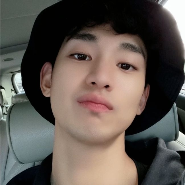 Actor Kim Soo-hyun joins IUs Cellup ChallengeOn the afternoon of the 4th, Kim Soo-hyun posted a video on his personal SNS saying, #IU #Celebrity #Celeb_Challenge.The video is a Challenge Vonn, which was recently released by IU, which released a new song Celebrity, and is a rugged but unique figure on the back of a colorful instafeed.Five people who participated in the Lindsey Vonn in a novel and interesting way give a certain gift.Kim Soo-hyun participated in Lindsey Vonn by releasing Selfie, which contains his own small daily life.In particular, Kim Soo-hyuns uploaded video attracted attention because it included a lot of behind-the-scenes cuts of TVN Psycho but OK recently since KBS 2TV The Producers, which appeared with IU.Meanwhile, Kim Soo-hyun recently confirmed his appearance on Drama That Night as his next film.Kim Soo-hyun SNS