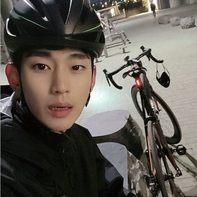 Actor Kim Soo-hyun joins IUs Cellup ChallengeOn the afternoon of the 4th, Kim Soo-hyun posted a video on his personal SNS saying, #IU #Celebrity #Celeb_Challenge.The video is a Challenge Vonn, which was recently released by IU, which released a new song Celebrity, and is a rugged but unique figure on the back of a colorful instafeed.Five people who participated in the Lindsey Vonn in a novel and interesting way give a certain gift.Kim Soo-hyun participated in Lindsey Vonn by releasing Selfie, which contains his own small daily life.In particular, Kim Soo-hyuns uploaded video attracted attention because it included a lot of behind-the-scenes cuts of TVN Psycho but OK recently since KBS 2TV The Producers, which appeared with IU.Meanwhile, Kim Soo-hyun recently confirmed his appearance on Drama That Night as his next film.Kim Soo-hyun SNS