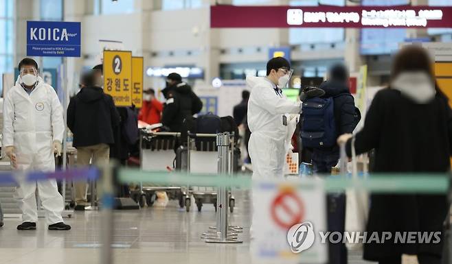 변이 바이러스 지역사회 전파 확인 (영종도=연합뉴스) 홍해인 기자 = 3일 오후 인천국제공항 제1여객터미널에서 입국자들이 공항 방역절차에 따라 이동하고 있다. 중앙방역대책본부(방대본)에 따르면 이달 1일 이후 국내에서 코로나19 양성 판정을 받은 확진자 27명의 유전체를 분석한 결과 5건에서 변이 바이러스가 확인됐다. 특히 이날 기존 신종 코로나바이러스 감염증(코로나19)보다 전파력이 더 센 것으로 알려진 변이 바이러스의 지역사회 집단전파 사례가 처음으로 확인돼 우려가 나오고 있다. 2021.2.3 hihong@yna.co.kr