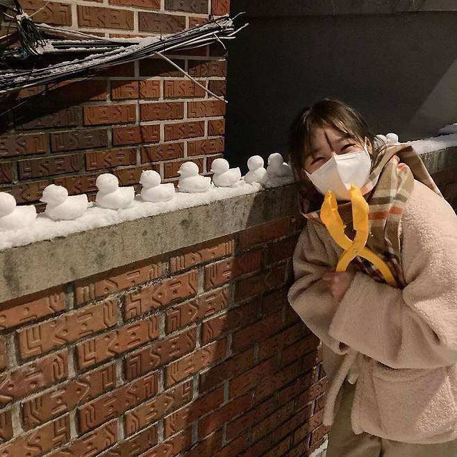 Weki Meki Choi Yoo-jung has certified his own eye Duck.Choi Yoo-jung posted a picture on his instagram on February 5 with the phrase Even though Ducks are missing this morning, it was a pleasant Duck making.In the photo, Choi Yoo-jung is smiling brightly with his eye Duck tongs; behind Choi Yoo-jung are cute eye Ducks made by himself.The netizens who saw this responded such as I did it and I am so baby.