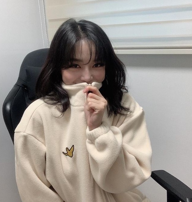 Kim Se-jeong, a member of the group Gugudan, unveiled a lovely recent situation.On the 5th, Kim Se-jeong posted several photos and videos on his Instagram.Kim Se-jeong in the photo stared at the camera wearing a beige housekeeper Robin Hood.Kim Se-jeong put half of his face inside Robin Hood to make a cute face or up the house and make a fat face.Kim Se-jeong showed off her flamboyant beauty by emanating a charismatic force with a blunt expression.On the other hand, Wonderful Rumors has confirmed the production of Season 2, and the special broadcast Wonderful Return will be broadcast on tvN and OCN at 10:40 pm on the 7th.