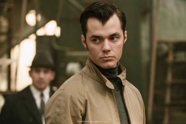 '페니워스'는 배트맨의 가장 친한 친구이자 집사인 앨프리드 페니워스의 젊은 시절을 그렸다. 웨이브 제공