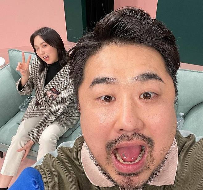 Comedian kan jae-jun and Lee Eunhyeong reported on the recent situation.Kang jae-jun said on his instagram on February 5, I can not be number 1 and I can record it and walk.In 2021, Haru did not rest and exercise project .In the public photos, kang jae-jun and Lee Eunhyeong are taking a self-portrait while posing in the studio of JTBC entertainment I can not be No. 1.It is a two-shot that feels happy energy just by looking at it. From recording to exercise, I shared my daily schedule with Haru.Meanwhile, the kanga jae-jun Lee Eunhyeong couple married in 2018.The two are appearing in I can not be No. 1 and won the Best Couple Award at the 2021 Korea First Brand Awards ceremony held on January 28th.