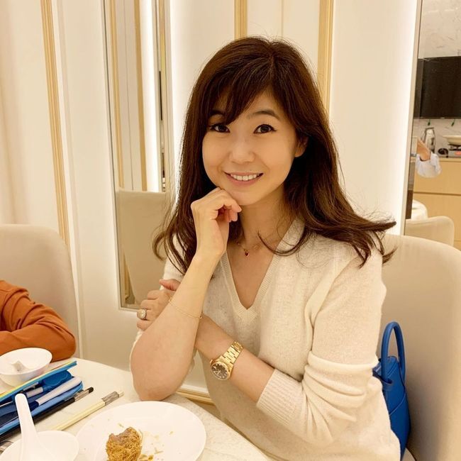 Kang Soo-jung started an eat out with Family and Dim sum at Hong Kong.Kang Soo-jung, a broadcaster from Announcer, told his Instagram on the afternoon of the 6th, Weekend Dim sum.Raygarden has been there for a long time and we are all very satisfied! It is good to have more food for children.# Dim sum # Delicious Hong Kong and posted several photos.In the public photos, Kang Soo-jung, Husband, and son come out of the mood to a Dim sum shop.Kang Soo-jung is smiling brightly while wearing a white knit and watching the camera, and at the same time, the colorful Dim sum dish that unfolded in front of his eyes caught his attention.Meanwhile, Kang Soo-jung marriages Husband, a four-year-old and fun Korean who works at Hong Kong Financial Company, in March 2008, and holds his first son in 2014.Currently, he is active in Korea and Hong Kong.Kang Soo-jung SNS