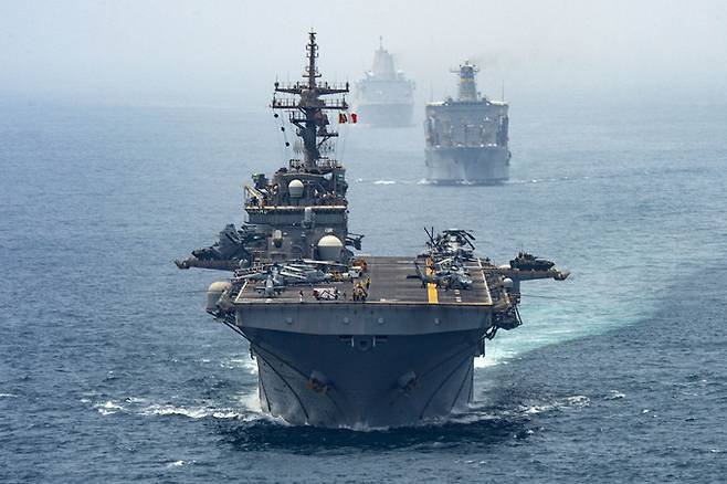 미 해군 강습상륙함 박서함이 호위함정들과 함께 항해하고 있다. 해군 경항모 개념도와 유사한 측면이 있다. 세계일보 자료사진