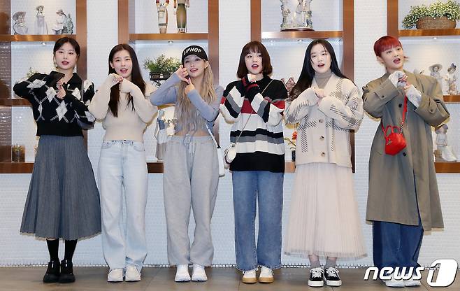 Seoul=) = (G)I-DLE poses at a Fan signing event in Cafe, Seoul Gangnam District, on the afternoon of the 7th.2021.2.7
