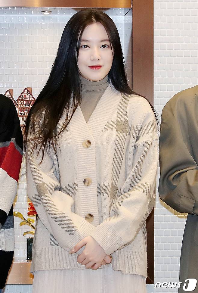 Seoul=) = (G)I-DLE Yeh Shu Hua poses at a fan signing ceremony in a Cafe in the Seoul Gangnam District on Friday afternoon.2021.2.7