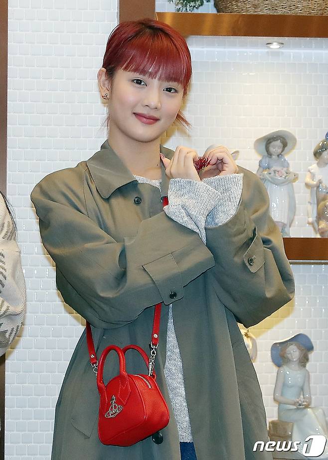 Seoul=) = (G) I-DLE Mini poses at a Fan signing event in Cafe, Seoul Gangnam District, on Friday afternoon.2021.2.7