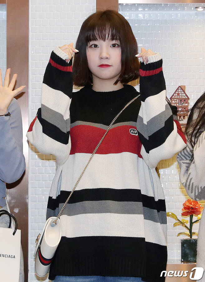 Seoul=) = (Dominatrix) iPads Song Yuqi poses at a fan signing ceremony at a cafe in Seoul Gangnam-gu on the afternoon of the 7th. 2021.2.7