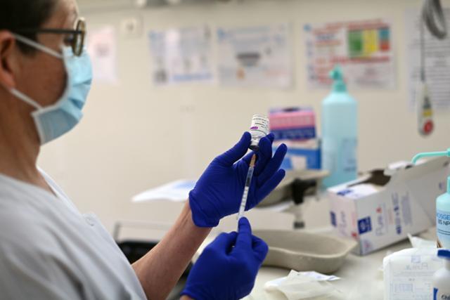 6일 프랑스 리옹에 있는 한 병원에서 간호사가 아스트라제네카 코로나19 백신 접종을 준비하고 있다. 리옹=AFP 연합뉴스