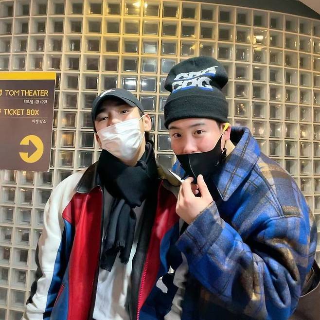Group SHINee null released two shots with Block B P.O.On February 7, null posted a picture with an article entitled You know, my brother Cheering is a busy person?In the public photo, null is staring at the camera while posing affectionately with P.O.The background in the photo appears to be the Seoul Daehakno Theater, where the Play Olmost Main, currently being performed by P.O. Null appears to have visited to Cheering P.O.The warm friendship of the two stands out.In addition, Null added, BOA sister or shawl gift, and boasted of his friendship with his family and senior BOA.Null is currently appearing on TVN with P.O in the Saturday entertainment Amazing Saturday - Doremi Market.SHINee, whose null belongs, is about to make a comeback with his regular 7th album on February 22nd.