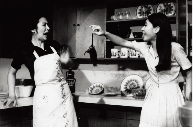 윤여정이 영화 ‘화녀’(1971)에서 쥐꼬리를 잡고 흔들고 있다.  [동아DB]