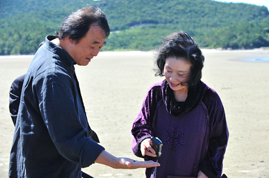 피아니스트 백건우(왼쪽)와 부인 윤정희가 2011년 9월 진행된 문화일보와의 파워인터뷰에서 전북 부안군 위도해수욕장 해변을 산책하며 대화를 나누고 있다. 신창섭 기자
