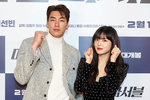 Actor Kim Young-kwang and Lee Sun-bin pose for the premiere of the movie mission parsable on Online on the afternoon of the 8th.mission parsable will be released on the 17th as a story in which the excellent excellent of Mercantile agencies and the passionate secret agent Yuda Hee cooperate to solve the weapons trafficking case.