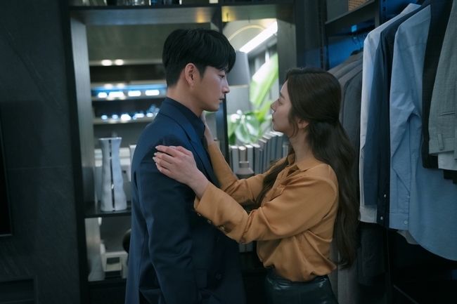 An unusual mood has been spotted between Lee Hyeonwuk and Lee Ju-bin.JTBCs monthly drama The Senior, Dont Apply the Lipstick (playplayed by Chae Yoon/director Lee Dong-yoon) will be released on February 8 by Lee Jae-shin (Lee Hyeonwuk) and lee hyo-ju(Lee Ju-bin) has revealed a heavily sunk figure, uncharacteristically, as a lover, who is about to marriage.The photo shows two people facing each other in the dress room. Lee hyeo-ju, who cleans up the dress,The hand of Lee is soft, but Lee Jae-soo is obsessed with thought like a person who has an unspeakable trouble.lae hyo-juAnother sense of conflict is read from Lee Jae-shin, who stares at the eye with care.He is also looking at Lee Jae-shin with surprise, which raises speculation about what the story might have been between them.earlier lee hyo-juI am not an underdog because I like it better, he told Lee Jae-shin, who was indifferent despite the marriage of the two people.It is hard to guess the inside of Lee Jae-jae, who has not been able to overcome blind love and marriage.Besides, lee hyo-juIs aware of something suspicious when she saw Yoon Song-ah (Won Jin-ah), who was with Lee Jae-shin, and a small seed of doubt began to take root in her mind, raising tension to the highest level.