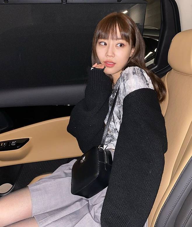 Heo Young from group KARA showed off her beautiful looks.Heo Young posted several photos on his instagram on February 8 with an article entitled These days.The photo shows Heo Young sitting in the car and making various facial expressions toward the camera.The slim figure and the watery beautiful look completed the lovely visuals, which thrilled the fans hearts.The fans who commented on it, such as It is so beautiful, Latte art world season is John Burr and Beautiful looks.Meanwhile, Heo Young made his debut as KARA in 2014.Currently, he is appearing on Dong-A TV These Days and has recently played in SBS Special My Fantasy and web entertainment Latte art world.