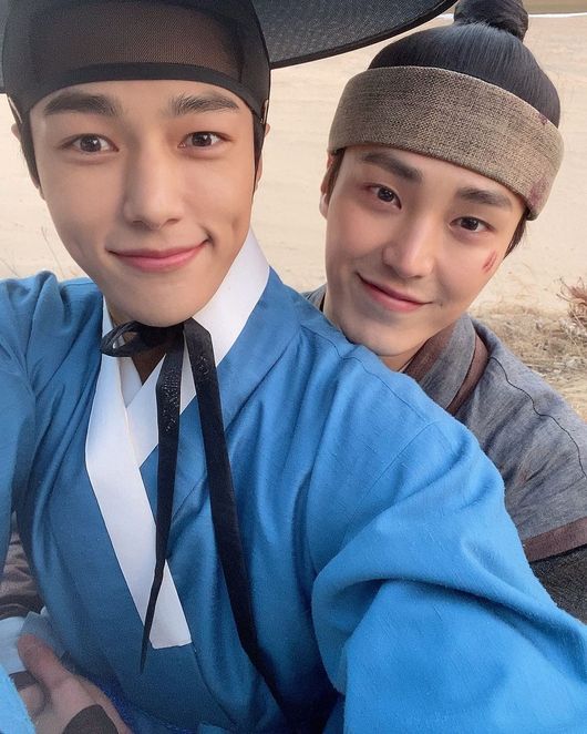 Actors Lee Tae-hwan and Myoeng-su Kim boasted a warm Bromance.On the afternoon of the 8th, Lee Tae-hwan posted a self-portrait taken with Myoeng-su Kim on his personal SNS, saying, Lee and X Lee Bum # Blade of the Phantom Master.Lee Tae-hwan in the photo is playing Back Hug to Myoeng-su Kim on the filming of Blade of the Phantom Master.Lee Tae-hwan, Myoeng-su Kim, smiled at the camera, and caught the attention of Blade of the Phantom Master viewers.So the fans are Bromance cute, It is a big brother, It is cool, It is so sorry that I have only two times, I have watched the broadcast well and suffered a lot!Ill see you in other dramas, and praised Lee Tae-hwan and Myoeng-su Kims chemistry.Meanwhile, Lee Tae-hwan and Myoeng-su Kim are currently appearing on KBS 2TV Blade of the Phantom Master: The Confidential Investigation Team.Lee Tae-hwan SNS