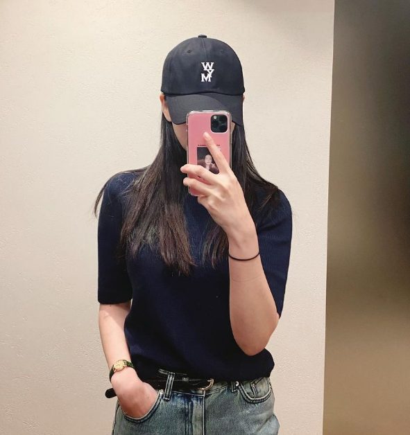 Actor Oh Yeon-seo shows off his little Mug shotOh Yeon-seo posted a picture on his instagram on the 8th with a short phrase going to work.The photo showed Oh Yeon-seo taking a mirror selfie. Oh Yeon-seo showed a casual work look with navy short-sleeved knit and jeans.He showed off his tiny Mug shot and right-colored skin, which covered up every single mobile phone.The netizens responded that I think you are too hot for your sister, It is so beautiful and Oblivious.On the other hand, Oh Yeon-seo chose the film Apgujeong Report (Gase) directed by Im Jin-soon as his next film.Photo  Oh Yeon-seo SNS