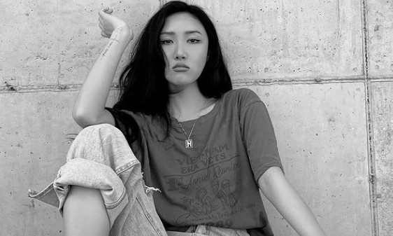 Hwasa, a member of the group MAMAMOO, reported on his recent situation with a bold pose.On the 7th, Hwasa posted several photos on his personal Instagram without any phrase.In the photo, Hwasa folded up a comfortable short-sleeved tee and pants to create a casual fashion.Hwasas photographs are all black and white Collaborative filtered and have a chic feel with no expression to match the dark atmosphere.In addition, Hwasa showed a bold pose with a decorum.