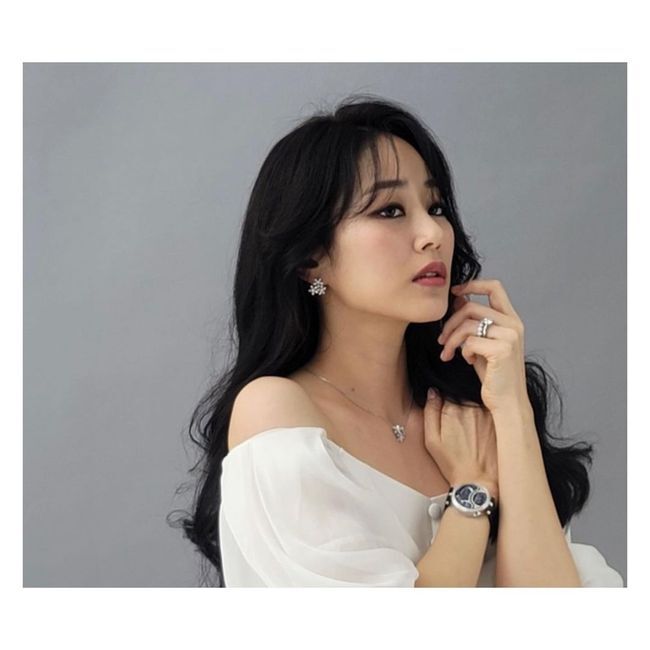 Fellow Actors also admired the Elegance and beauty of Actor Kim Hyo-jin.On the 9th, Kim Hyo-jin posted a picture on his instagram.The photo shows Kim Hyo-jin, who seems to be working on a photo shoot.Kim Hyo-jin, wearing an off-shoulder with a shoulder, looks at the camera with a faint eye.Kim Hyo-jin, who boasts a veiled jaw line and a clear eye, catches the eye once again with an elegance atmosphere.Go Joon-hee is soaked in the appearance of Kim Hyo-jin, saying, Its so beautiful. Foul.Meanwhile, Kim Hyo-jin appeared in the JTBC drama Private Life, which was broadcast last year.