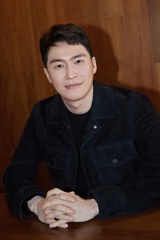 Actor Lee Jae-won looked back at the actors who played with the impression that he finished Iron ChefQueen consort and his own Acting life.Lee Jae-won participated in the TVN Iron ChefQueen consort final video interview on the afternoon of the 9th.Lee Jae-won played the role of Hong-hee, a strong helper by Friend during the Ganghwado period of Kim Jung-hyun in the Iron ChefQueen consort.Lee Jae-won said, Thank you for giving more love than expected in both drama and red feeling.Lee Jae-won challenged the first historical drama; Lee Jae-won said, It was the first historical drama.If it was an orthodox historical drama, it would have been burdensome to approach, but it was a comic historical drama and a lot of young actors came out and I was able to shoot fun. Lee Jae-won earned the nickname God Maker by creating a number of scenes that were filled with red star, Lee Jae-won said, Thats a superpower.God is what the bishop makes, and I add spice to it. I tried to make interesting scenes. Lee Jae-won, who has always been a pleasant and pleasant character, commented on the comic image, Youth Record and Iron ChefQueen Concert were also roles for the atmosphere ventilation.But if you look at it a little bit, they are completely different. The youth record may look funny, but they are serious people themselves.I believed that the two Characters would be different because I was seriously Acting. I do not worry that the image will harden. To act on the Hong-hee feeling, Lee Jae-won talked fiercely with the artist.He said, At the beginning of the drama, I did not understand the redness, so I talked with the artist for about 40 minutes.He asked me to act with this feeling, I have to save Europe, but I have to do it. It was difficult and ambiguous.I am a character who is not biased toward any power and has a strong narcissism. I was trying to express a character who is working hard because I have an attachment to Europe. I did not forget to praise Kim Jung-hyun and Shin Hye-sun who worked together.Lee Jae-won said: Kim Jung-hyun had a wide spectrum of acceptable ideas, despite being an idea-rich and young actor.I thought that the spectrum that the iron bell can act is not wide, but I thought it was a friend who had a lot of learning to accept the situation of me and Yeonpyeong. For Lee Jae-won, Shin Hye-sun is a trustworthy actor.Lee Jae-won said, When I was working on this work, I heard that Shin Hye-sun was a character of difficult use and participated with faith.Shin Hye-sun expected to draw such a character fun but did better than I thought.Its amazing to see you act on the spot, its a really good actor, he praised.Lee Jae-won, who has entered the 14th year of Actor life, has made his determination to walk the path given his best.Lee Jae-won said: I knew Id been in Acting for 13 years, Actor felt anxious and chased because the six months ahead were an unpredictable job.I have been doing my best to catch my center without losing my dream to do even in an uneasy situation.What I felt while continuing to act is not thought of as a big category of Acting, but only the roles and given scenes in front.Ive been doing dramas lately and I dont have many jobs to communicate and talk to people I see doing, and Im grateful and thinking that I can do such a job.