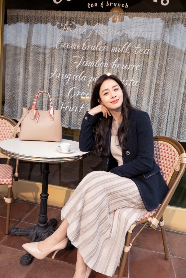 Kim Tae-hee pictorial, Rain Falling love &#39;Goddess of Spring&#39;