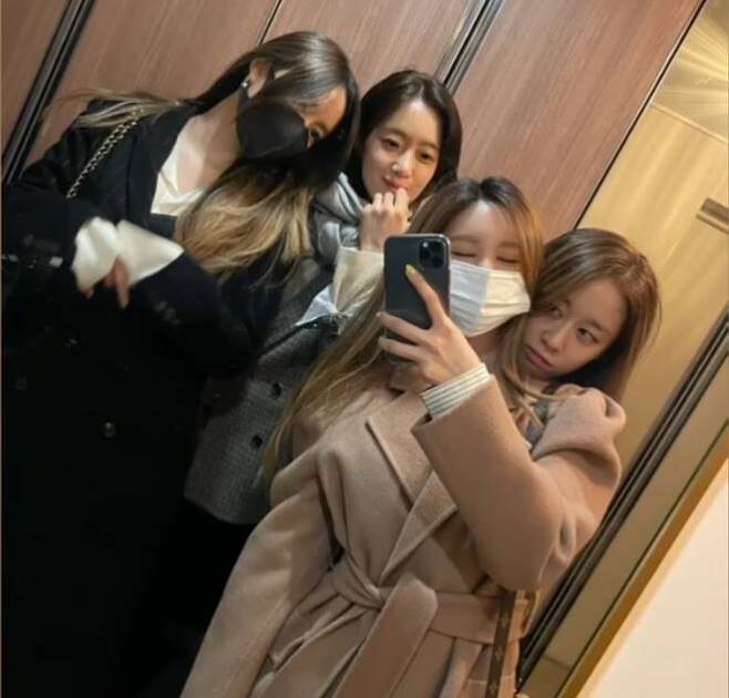 Hyomin, from the group T-ara, showed off her friendship with the members.Hyomin posted a picture on his 8th day with his article People who often see these days through his Instagram story.The photo shows T-ara members Hyomin, Eunjung, Qri and Ji-yeon taking mirror selfies.Members with light make-up boast a sophisticated and neat look; those who debuted as group T-ara in 2009 show off their unchanging friendship even over the course of 12 years.The netizens responded Please do music, Beautiful look explosion goddesses and T-ara Forever.On the other hand, T-ara, which Hyomin belongs to, showed the stage with memories of Rollipoli and other songs at SBS Civilization Express Breathing Concert broadcast on October 2 last year.Photo  Hyomin SNS