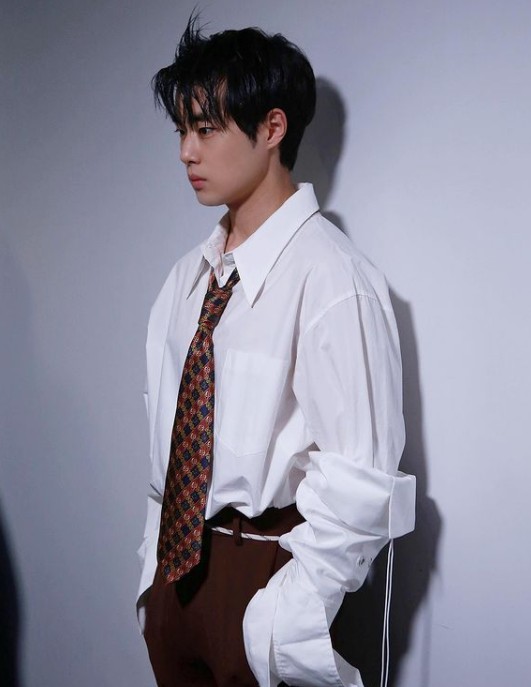 Actor Jo Byung-gyu has released a charismatic photo of the picture.On the 9th, Jo Byung-gyu posted two photos on his Instagram without any phrase.Jo Byung-gyu in the photo produced a neat Feelings by matching his tie with an overfit shirt.In addition, the hairstyle of sharp Feelings and the intense force of the eyes made a heavy but elegant atmosphere.Jo Byung-gyu captivated the hearts of women with a sculptural jawline and a sharp nose.On the other hand, Jo Byung-gyu has gathered anticipation by announcing the joining news of Yoo Jae-Suk new entertainment program.The KBS2 new entertainment program, starring Yoo Jae-Suk and Jo Byung-gyu, will be broadcast for the first time in the first half of the year.