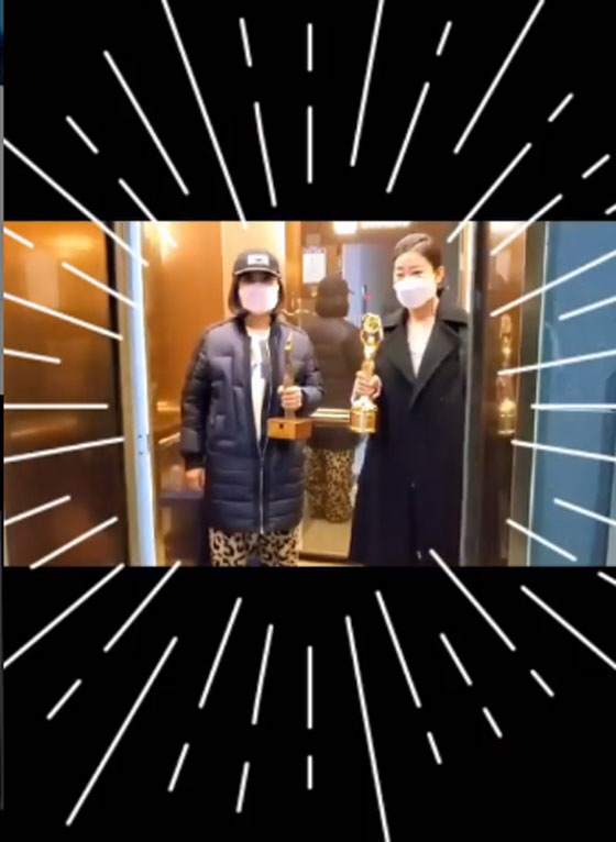 Do comic best friendBest friend Kim Sook says Ra Mi-ran Grand prize and Best Actress Award trophy Celebratory photohas released the book.Kim Sook posted a video on his instagram on the 10th, saying, Kim Grand prize and La space.In the video, the elevator door opened and Kim Sook and Ra Mi-ran appeared.Then, in one hand, the two people standing with a spooky look with Grand prize and Best Actress Award trophy laugh.Kim Sook won the Grand Prize at the end of last year 2020 KBS Entertainment Grand Prize.Ra Mi-ran also enjoyed the pleasure of winning the Best Actress Award for the movie honest candidate at the 41st Blue Dragon Film Awards held on the 9th.Why do you do that to me? said Ra Mi-ran, who was on stage. I am thrilled that a comedy film has won an award in Blue Dragon.