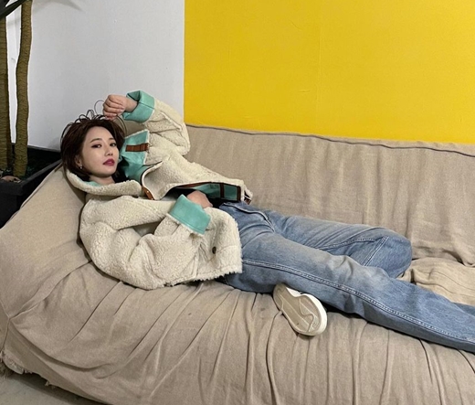 With Actor Go Joon-hee (real name Kim Eun-joo and 36) revealing the current situation, Go Joon-hees unique fashion style attracts Eye-catching.Go Joon-hee released the photo on Instagram on Thursday with only fewer emoticons () without any special comments: A picture taken lying on Sofa.Go Joon-hee, dressed in a white fliss jacket and soft blue pants, is lying relaxed in Sofa and poses; Turning off Eye-catching, shoes from Go Joon-hee.It is unique to be on Sofa with shoes as it is.Go Joon-hee has also released a photo of High Heels, which was also Go Joon-hee, who posed intensely on Sofa while wearing shoes.Meanwhile, Go Joon-hee recently appeared on SBS The Law of the Jungle.