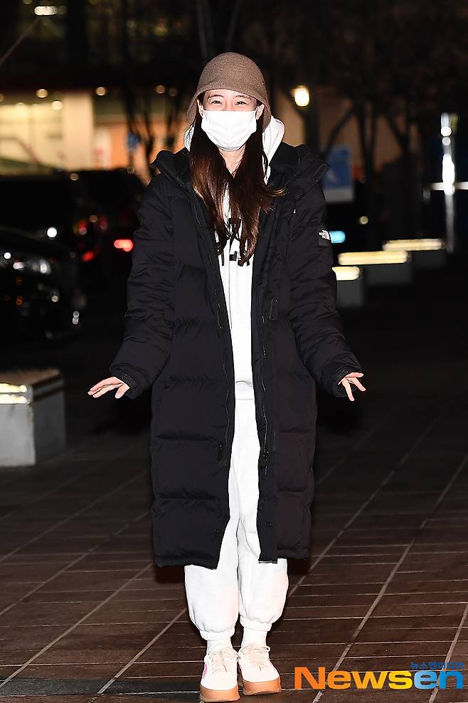 Singer Heo Young-ji is entering the SBS Power FM Park So-hyuns Love Game radio schedule held at SBS Mok-dong, Yangcheon-gu, Seoul on the afternoon of February 10th.
