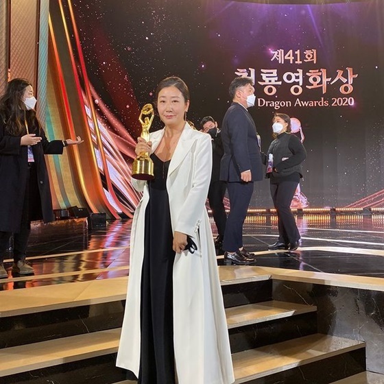 Ra Mi-ran posted a picture on his instagram on the 10th, along with an article entitled Thank you, thank you, black and This is the real thing 129.Ra Mi-ran in the public photo is posing with the 41st Blue Dragon Film Award Best Actress Award trophy.He held the Best Actress Award trophy in his arms as a honest candidate.Choi Soo Young, who encountered it, commented, Mussun 12 is a sister of my sister and we all cry in a mad day!!Choi Soo Young celebrated Ra Mi-rans Best Actress Award in a comment..