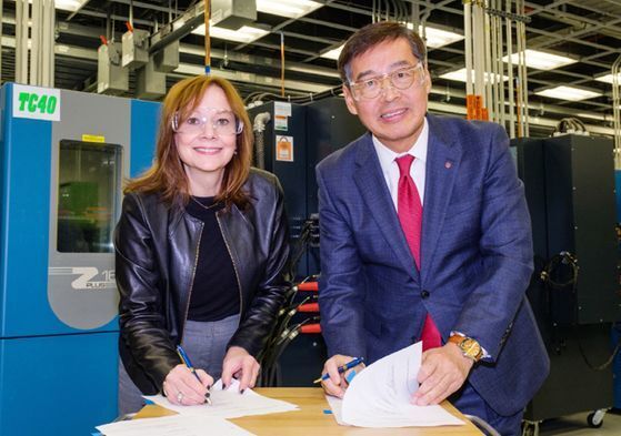 메리 바라(왼쪽) GM CEO와 신학철 LG화학 부회장. 양사는 2019년 12월 5일 미국 미시간주 GM 글로벌테크센터에서이 전기차 배터리 합작법인 계약을 체결했다. 사진 LG화학