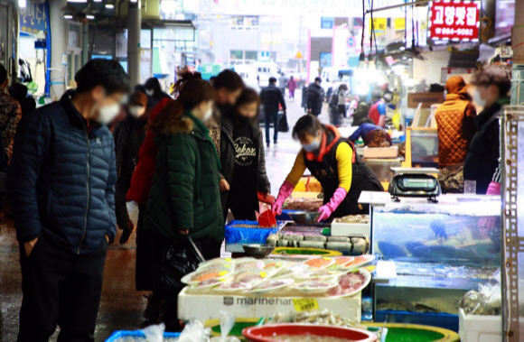 지난 8일 설 연휴 앞두고 붐비는 서산동부전통시장.