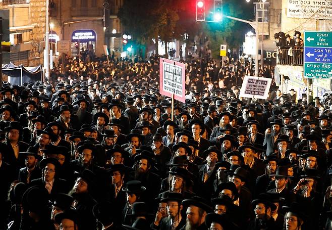 지난 9일 정부의 방역조치에 항의하는 초정통파 유대교인들의 시위 모습. 사진=AFP 연합뉴스