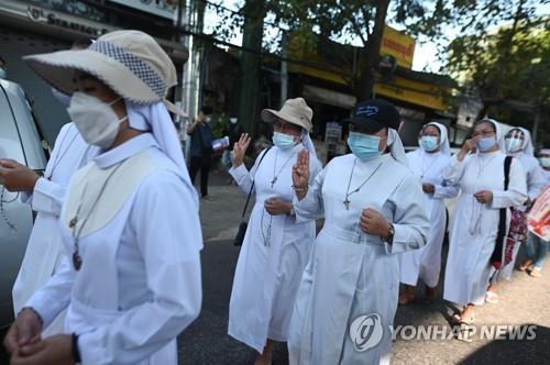 중국 대사관 바깥에서 쿠데타 규탄 시위를 벌이는 수녀들. 2021.2.11 [로이터=연합뉴스]